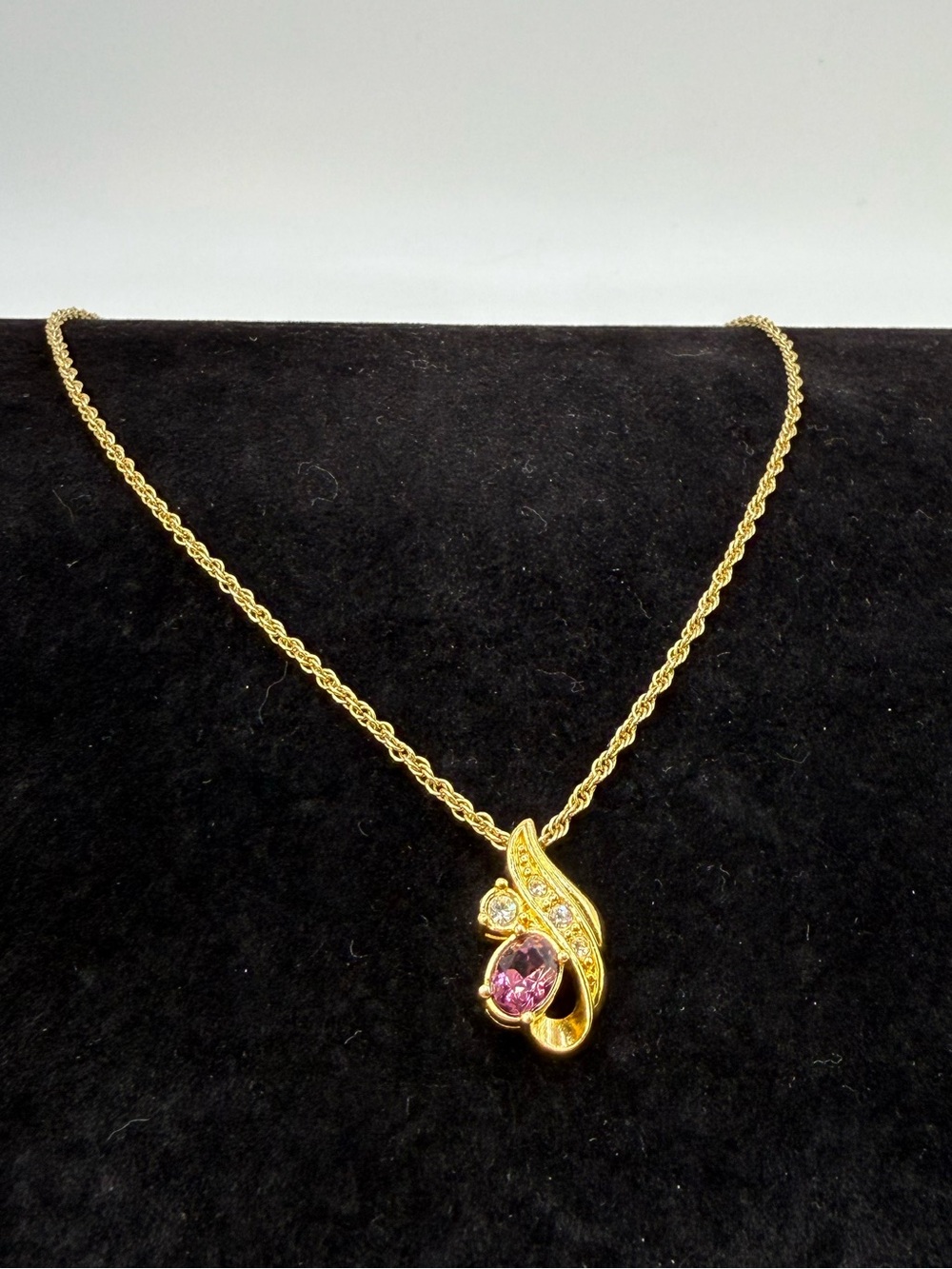 Avon Gold Tone Pink Rhinestone Swirl Pendant Necklace 18.5”